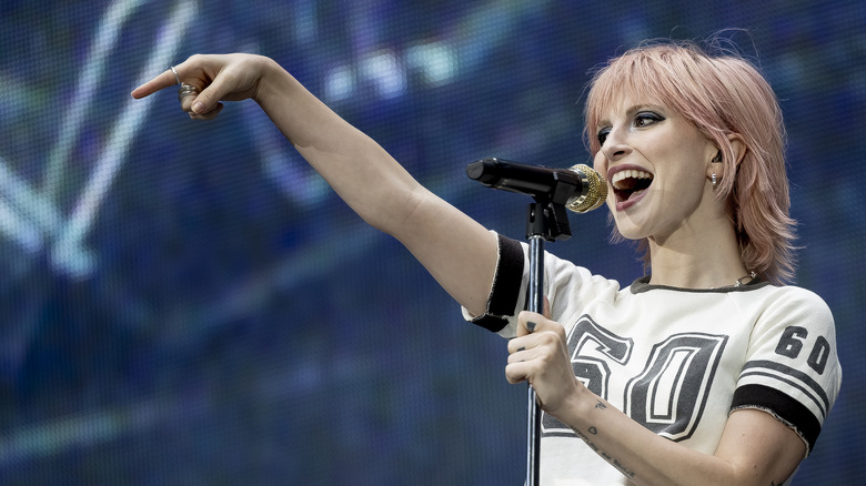 hayley williams performing pointing microphone