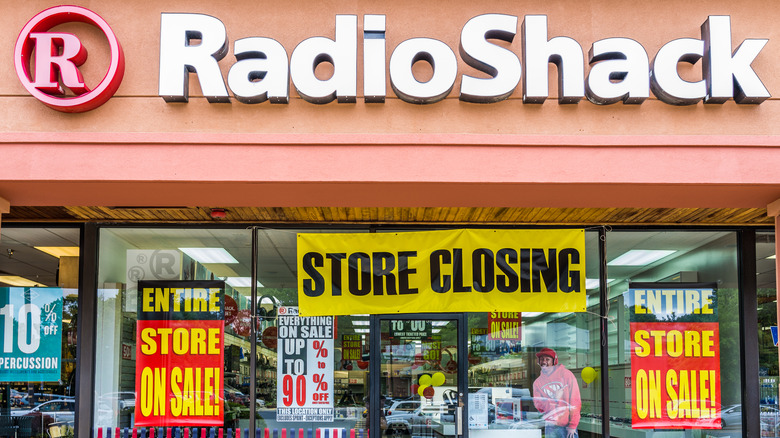 RadioShack store with closing banner