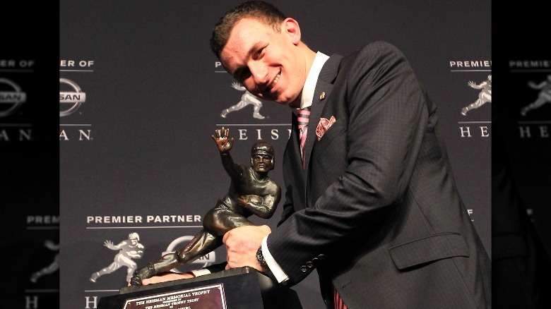 Johnny Manziel holding Heisman trophy