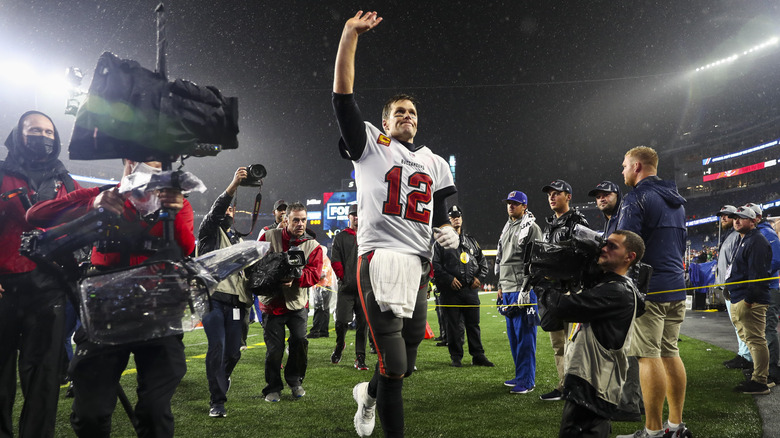 Brady waves to Patriots fans