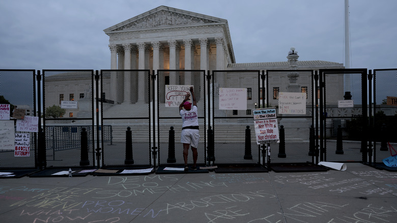 SCOTUS barricade w/pro-choice messaging