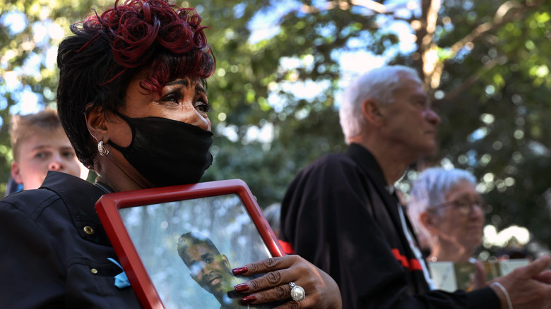 woman holding photo of man