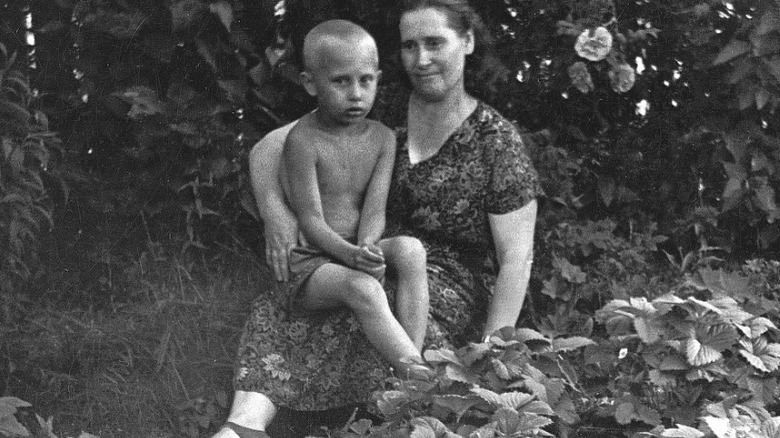 vladimir putin with his mother