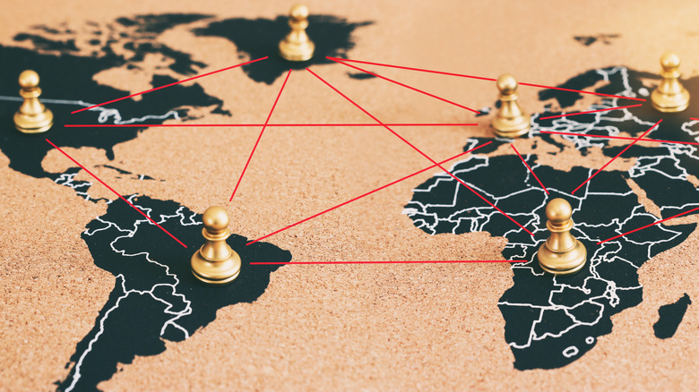 Global map of lines and pawns