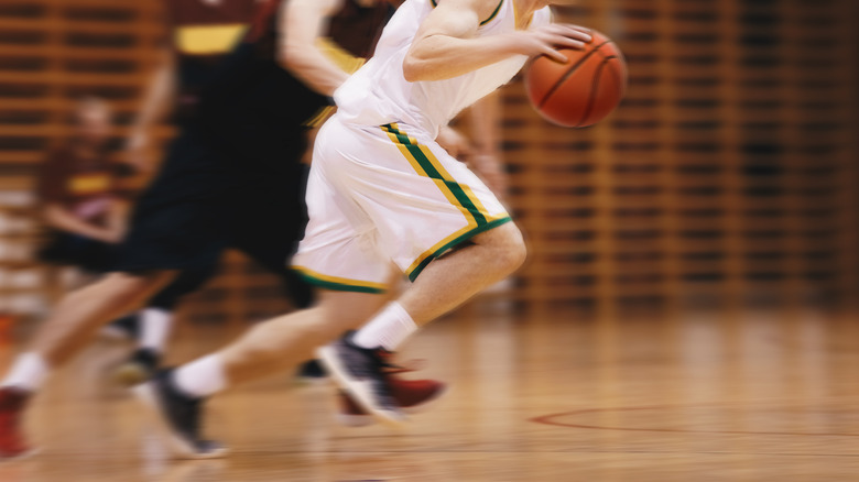 basketball players running