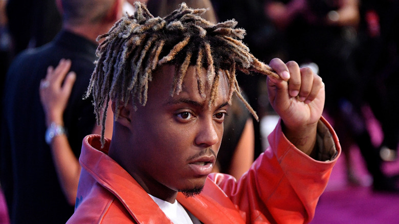 Juice Wrld pulling his hair on a red carpet