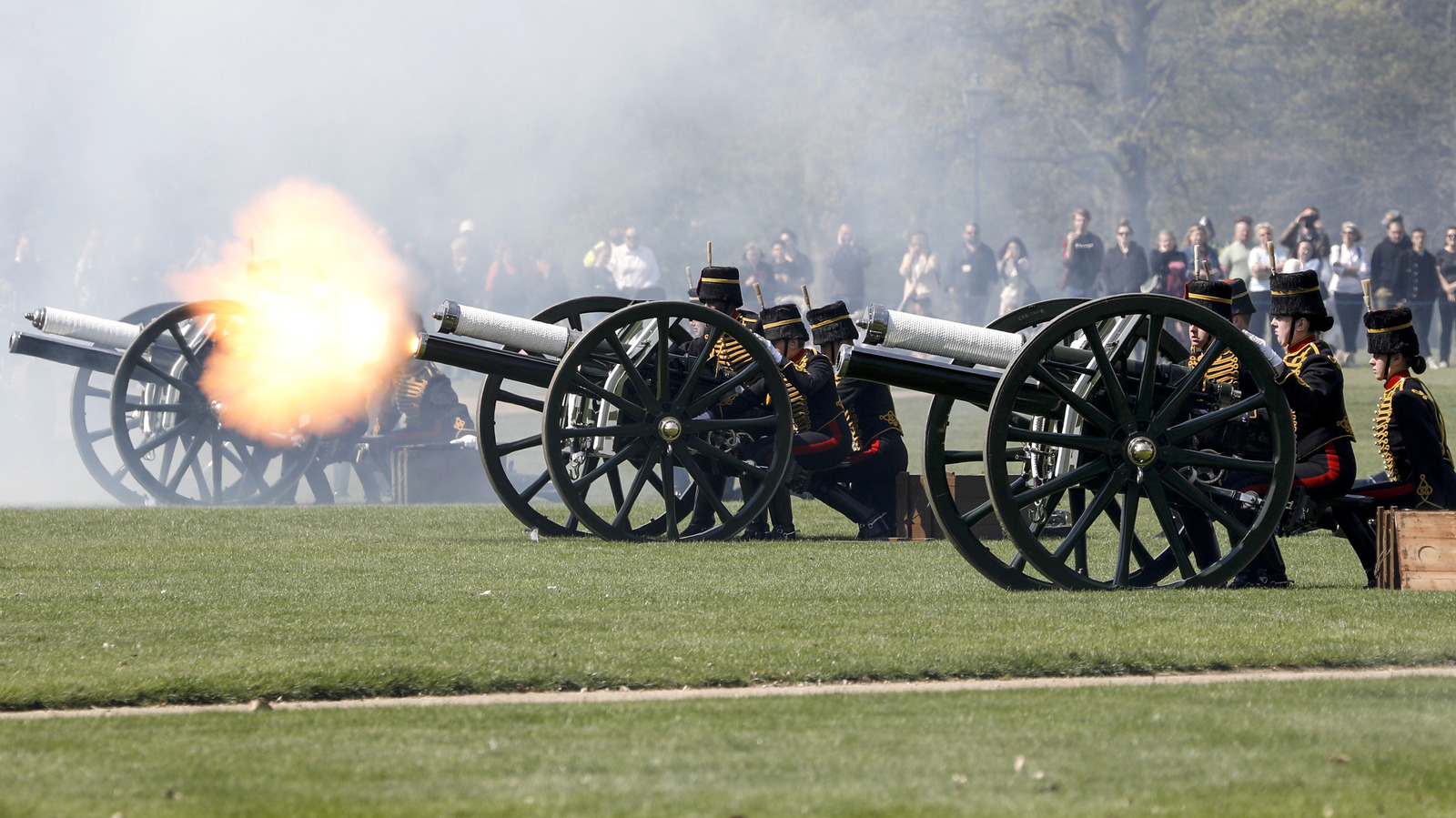 here-s-why-38-rounds-were-fired-during-the-queen-s-funeral-procession