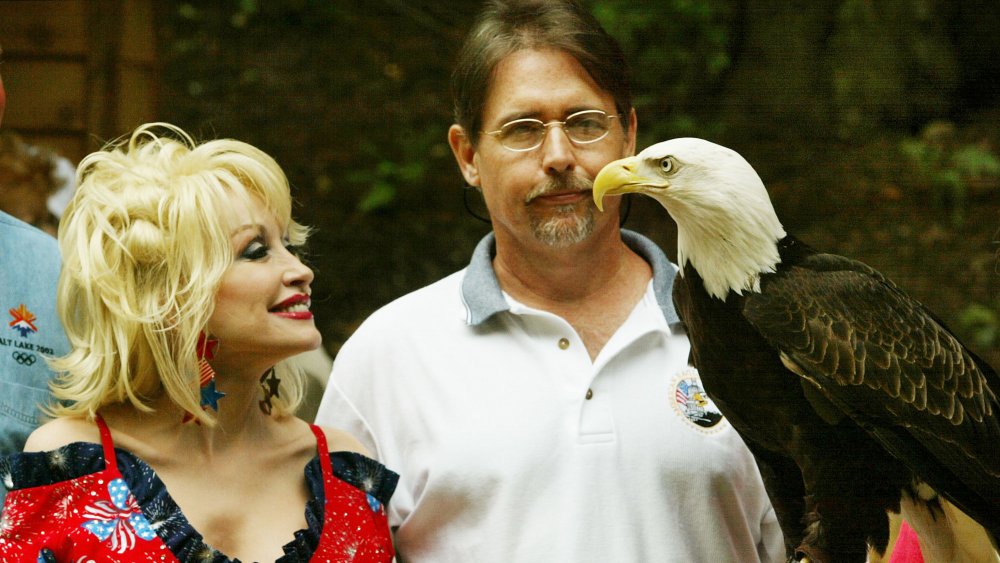 Dolly Parton with eagle and eagle handler, 2003