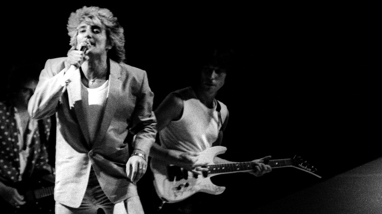 Rod Stewart and Jeff Beck perform