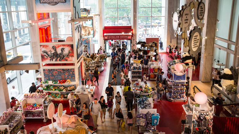 FAO Schwarz 5th Avenue lobby