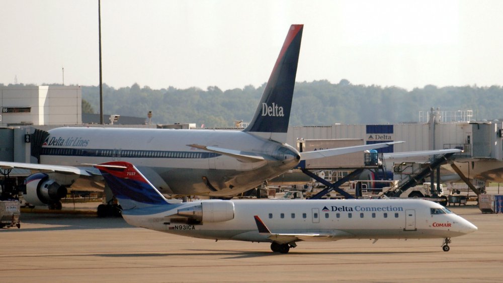 Planes on the runaway of Cincinnati airport