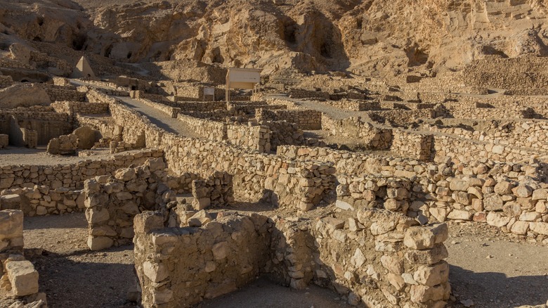 deir el medina set ma'at ruins