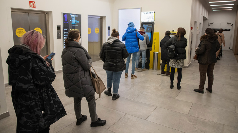 Russian people lining up for an ATM, 2022