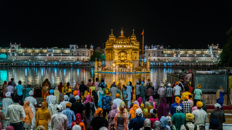 Pilgrims visiting Golden Temple