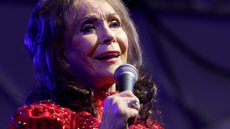 Loretta Lynn sings on stage