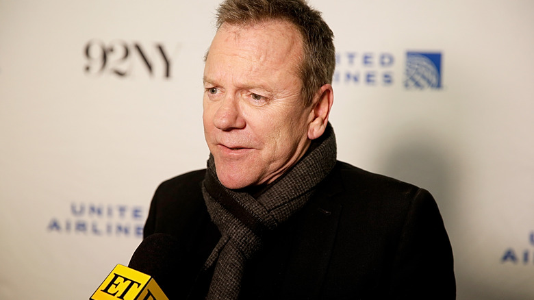 Kiefer Sutherland scarf ET microphone