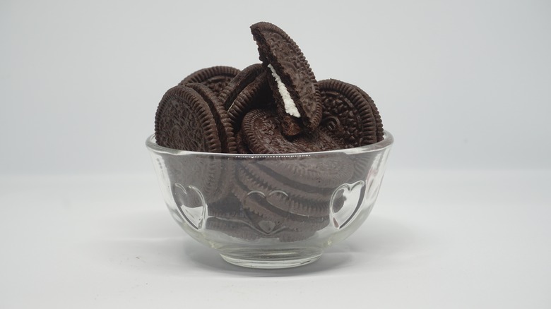 Glass bowl with Oreos