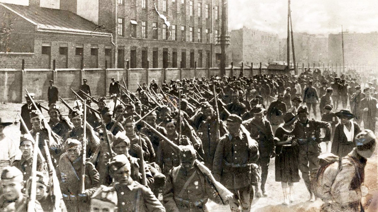 Polish soldiers head for the front, 1920