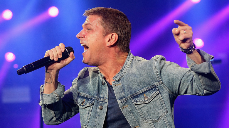 Rob Thomas singing into micriphone