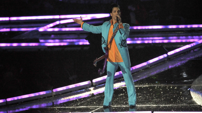 Prince performing at the 2007 Super Bowl 