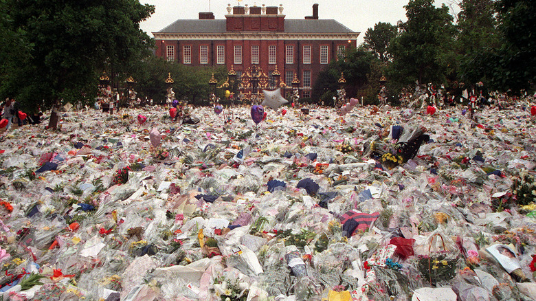 flowers Kensington Palace Diana memorial