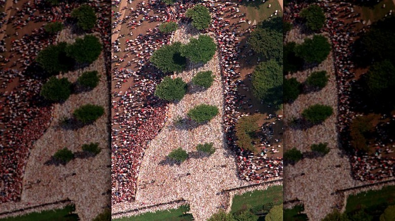 Flowers stretch back from Kensington Palace