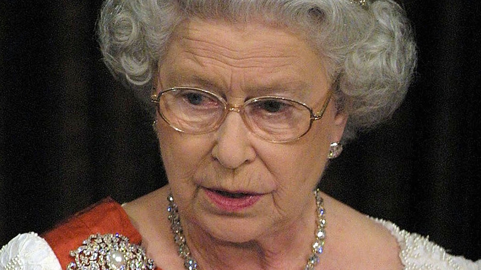 How queen. Владимирская тиара Елизаветы 2. Елизавета 2 2022. Елизавета 2 Королева Великобритании. Елизавета 2 фото.