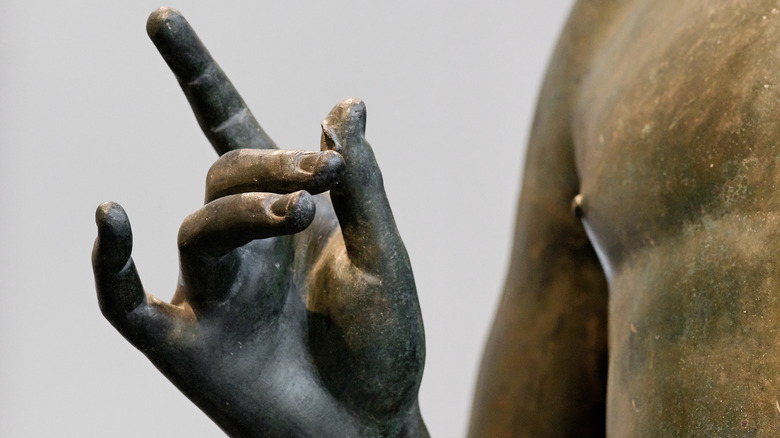 Roman statue hand gesture