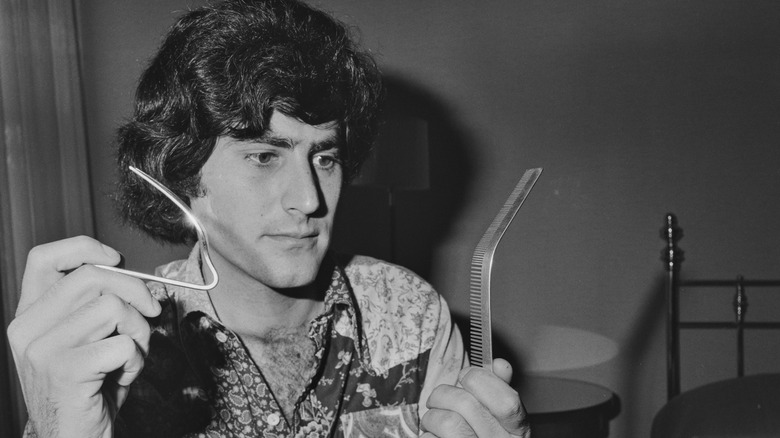 Uri Geller bending metal, 1974