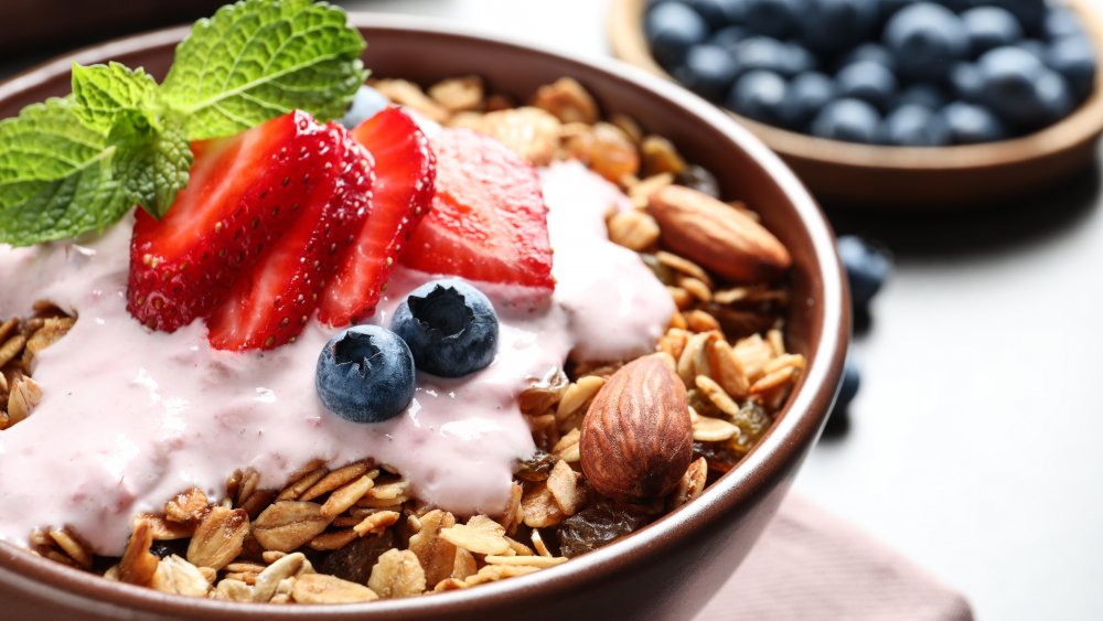 A bowl of yogurt with fruit and granola 