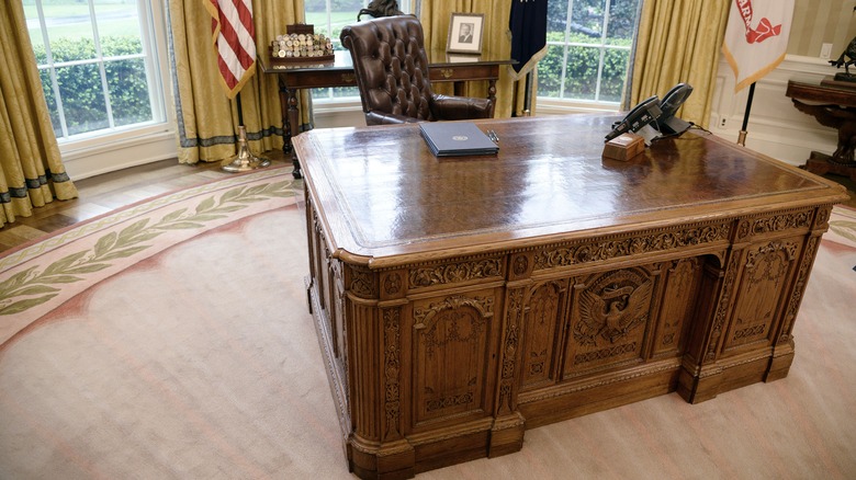 Resolute Desk, 2017