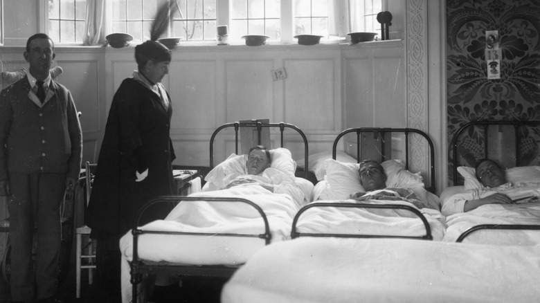 World War I patients lying on bed