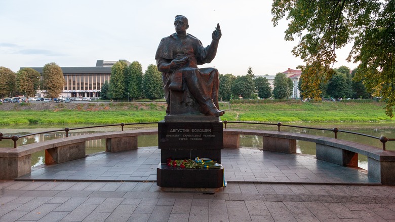 Statue of Voloshyn in green park