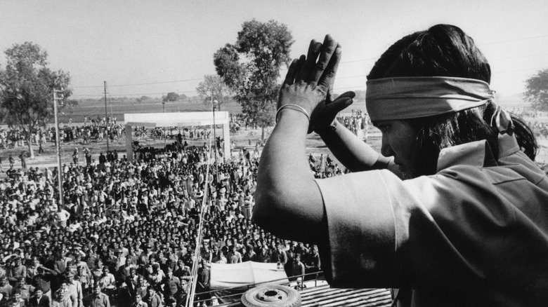 Phoolan Devi surrenders before crowd