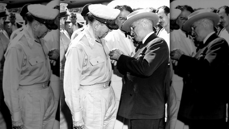 Truman awards medal to MacArthur
