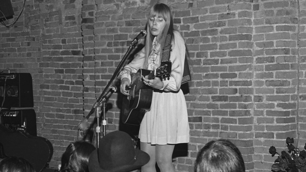 Joni Mitchell performs circa 1968