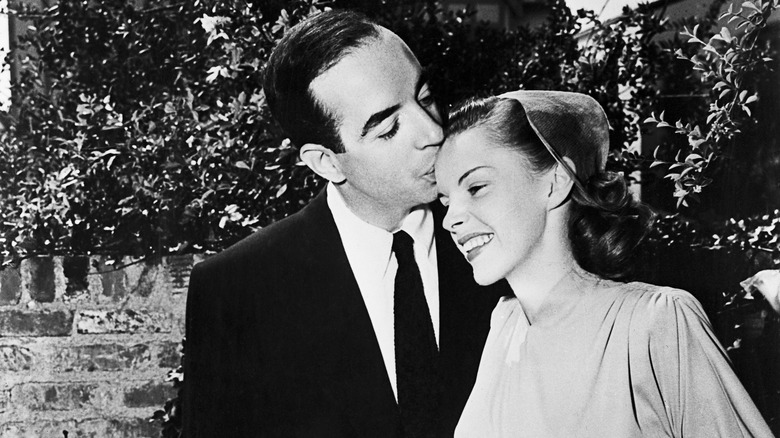 Vincent Minnelli kisses Judy Garland