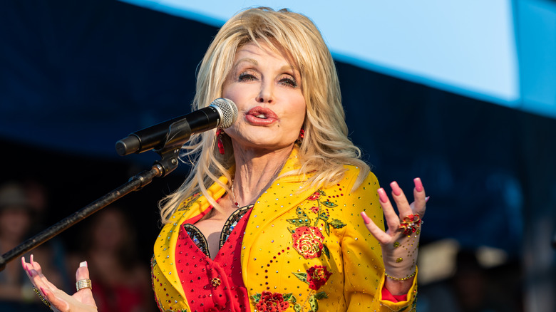 Dolly Parton microphone hand out