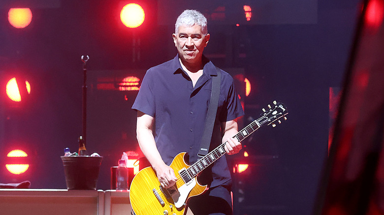 Pat Smear playing guitar