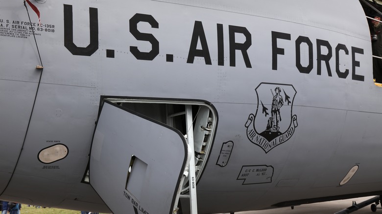 A KC-135 Stratotanker docking