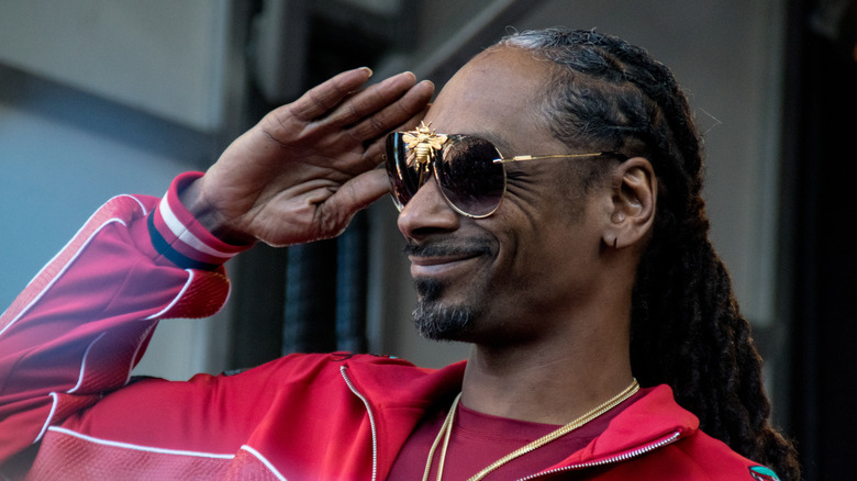 Snoop Dogg saluting