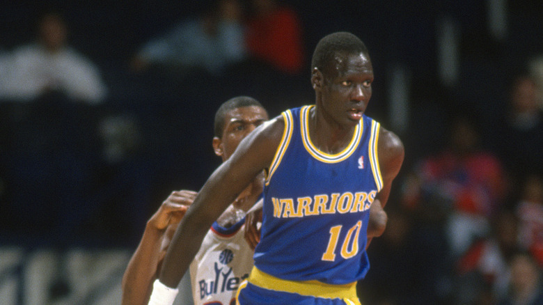 Manute Bol boxing out Bernard King