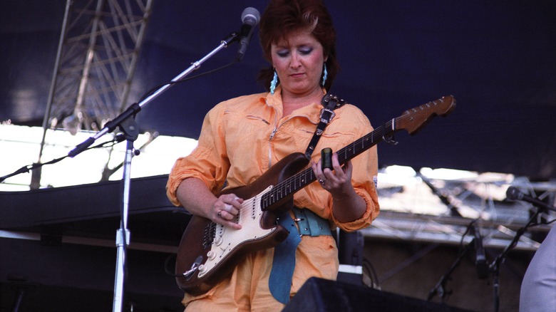 Bonnie Raitt playing guitar