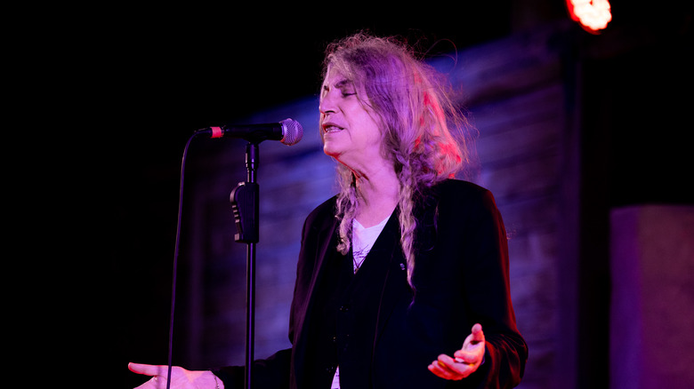 Patti Smith microphone 