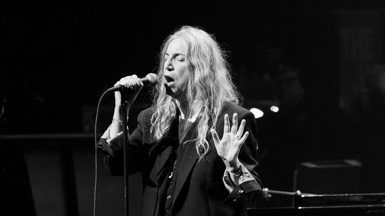 patti smith singing microphone