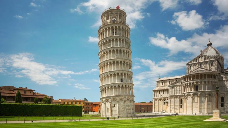 the leaning tower of pisa