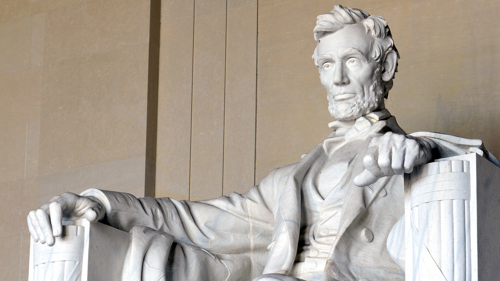 Is There Really A Typo In The Lincoln Memorial?