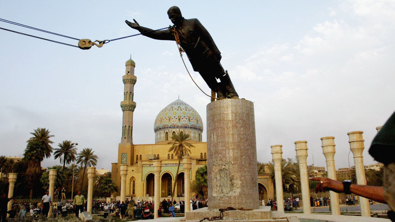 Saddam Hussein statue being torn down