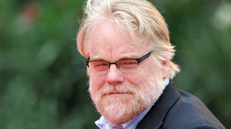 Philip Seymour Hoffman glances over shoulder