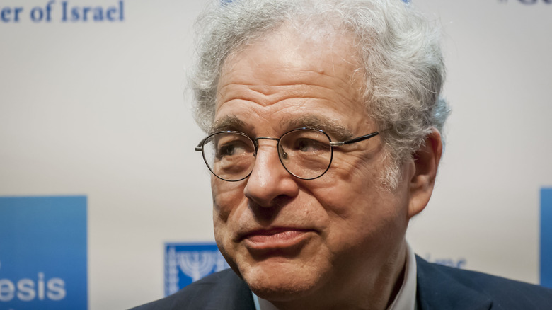 Itzhak Perlman looking to the side